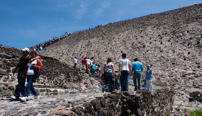 Climbing | the sun pyramid of Teotihuacan