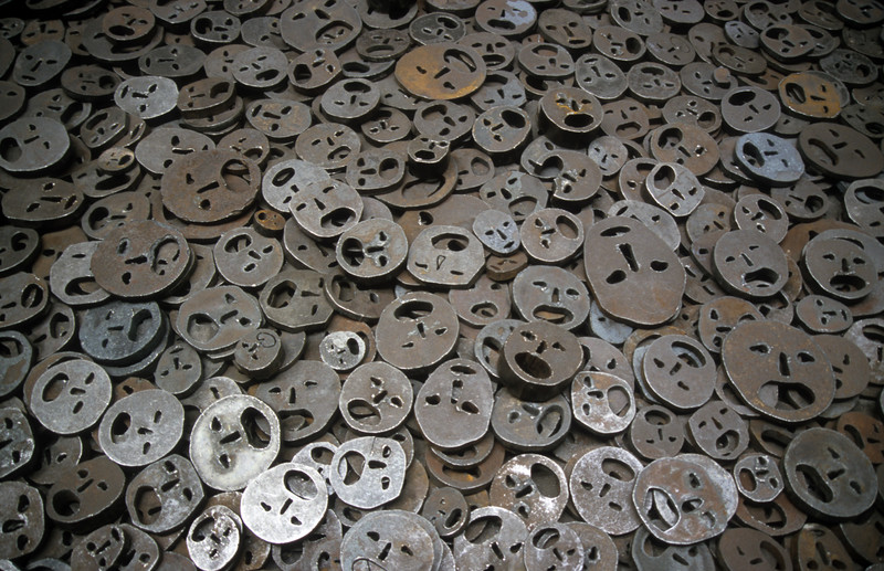 Fallen leaves | Menashe Kadishman's installation at Jewish Museum. 10000 coarse iron faces.